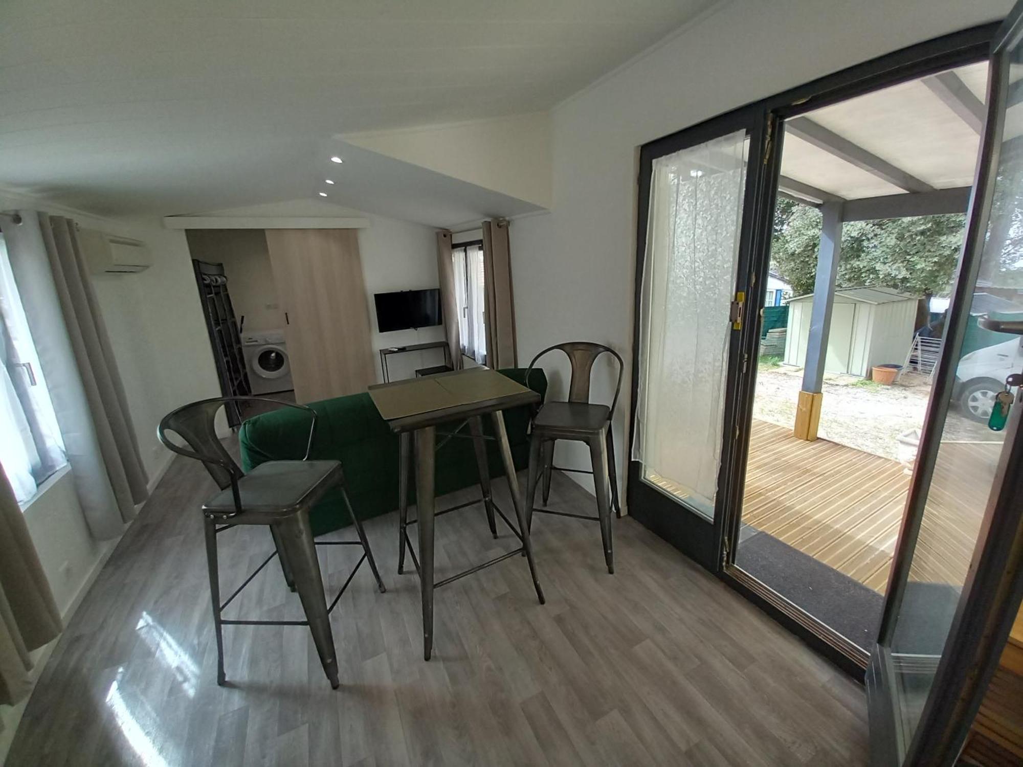Mobilhome A Deux Pas Du Circuit Du Castellet Avec Terrasse Vue Mer Le Castellet  Εξωτερικό φωτογραφία
